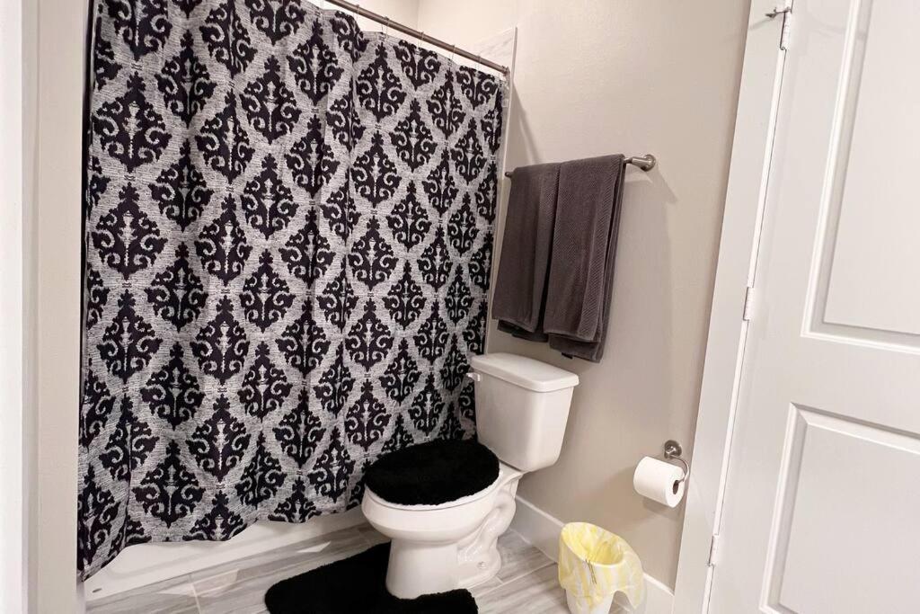 Welcome To Our Spacious 2-Bedroom 2-Bathroom Located In The City Of Houston, Texas! Kültér fotó